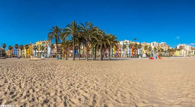Traditionellt hus, lungt, nära havet. Ditt hem.