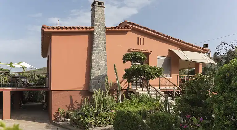 "The House By The Sea" beachfront villa with pool up 9 pers.