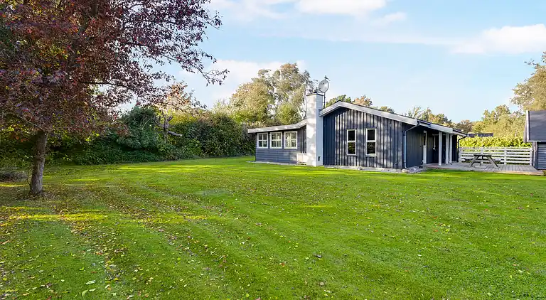 Hyggeligt sommerhus på Langeland – 300 m til hav