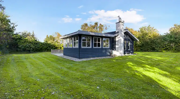 Hyggeligt sommerhus på Langeland – 300 m til hav