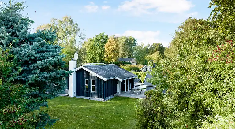 Hyggeligt sommerhus på Langeland – 300 m til hav