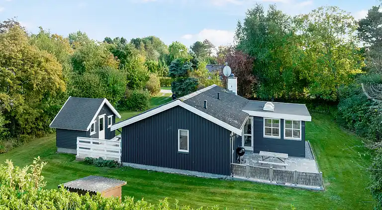 Hyggeligt sommerhus på Langeland – 300 m til hav