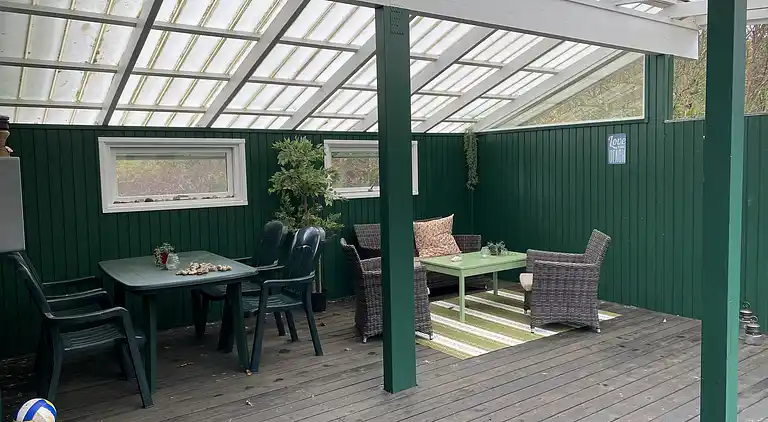 Fredfyldt sommerhus ved strand og natur