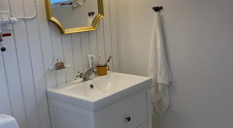 Fredfyldt sommerhus ved strand og natur