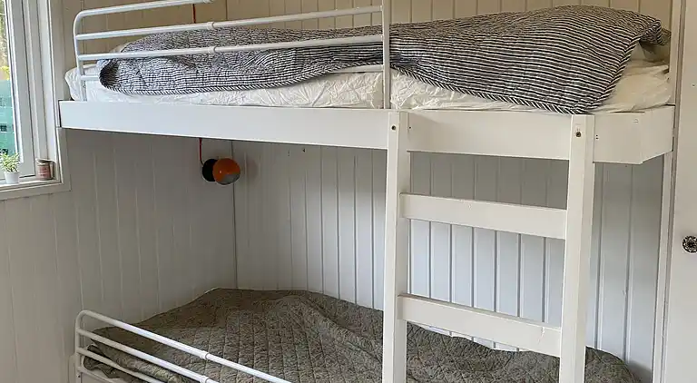 Fredfyldt sommerhus ved strand og natur