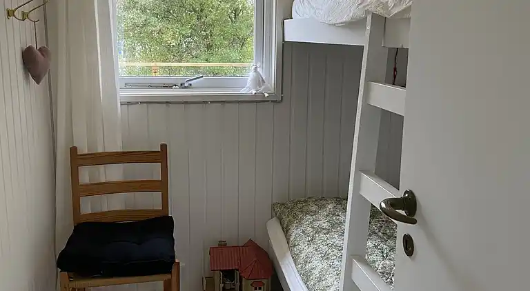 Fredfyldt sommerhus ved strand og natur
