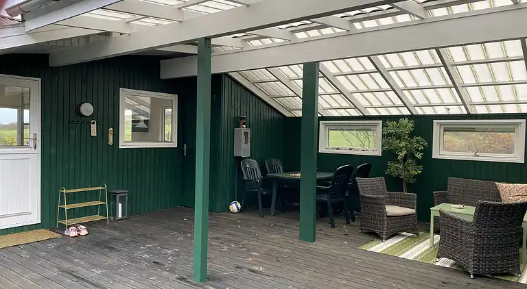 Fredfyldt sommerhus ved strand og natur