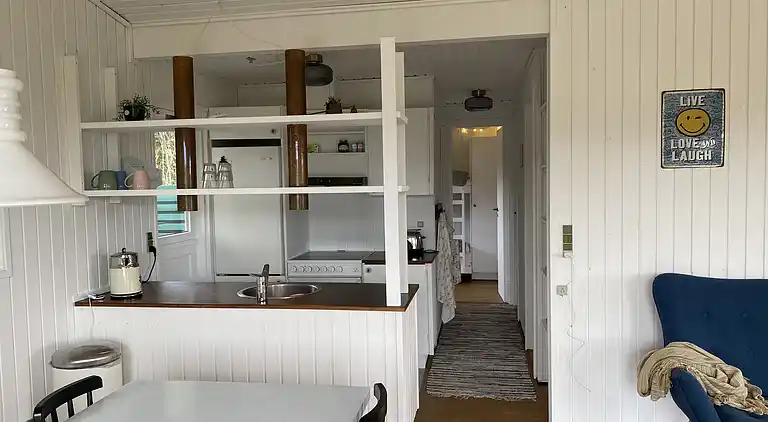 Fredfyldt sommerhus ved strand og natur