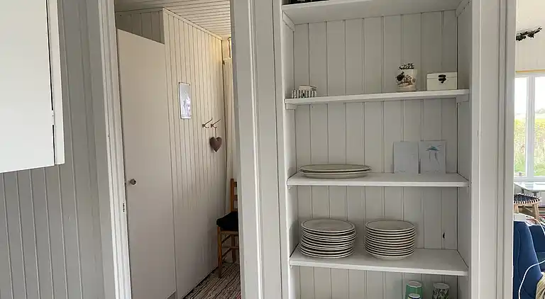 Fredfyldt sommerhus ved strand og natur