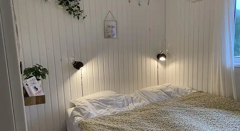 Fredfyldt sommerhus ved strand og natur