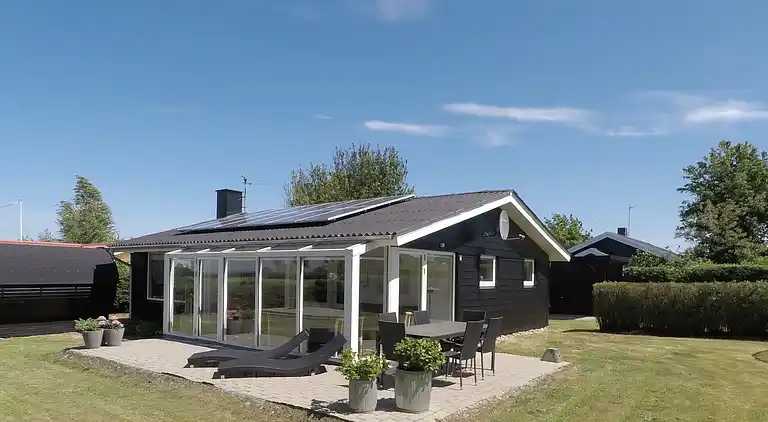 Lækkert sommerhus med sauna og kig til Østersøen 