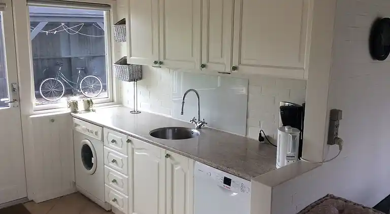 Lækkert sommerhus med sauna og kig til Østersøen 