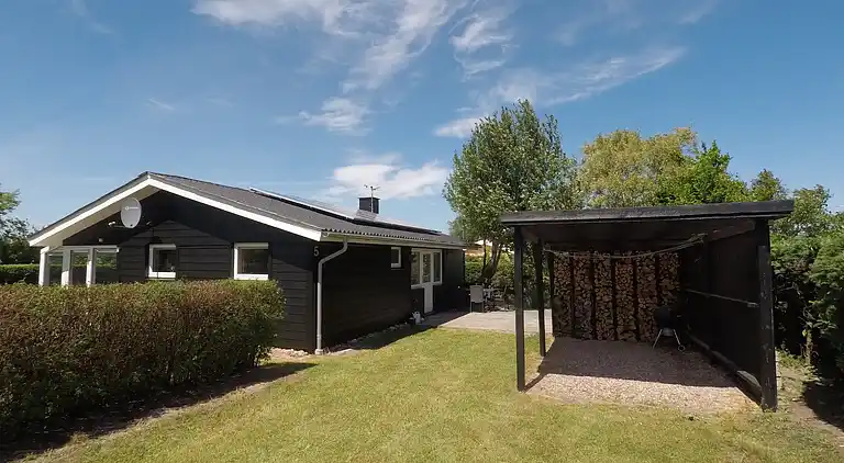 Lækkert sommerhus med sauna og kig til Østersøen 