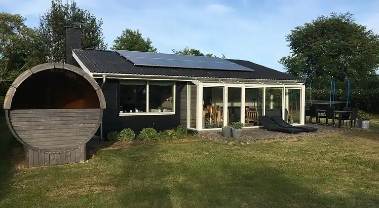 Lækkert sommerhus med sauna og kig til Østersøen 
