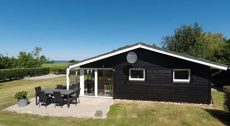 Lækkert sommerhus med sauna og kig til Østersøen 