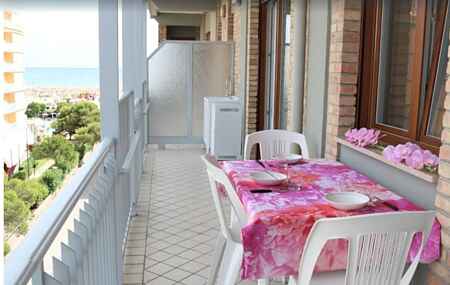 Joyful sea-view apartment with beach place