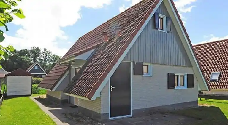 Maison de vacances moderne dans un canal typiquement