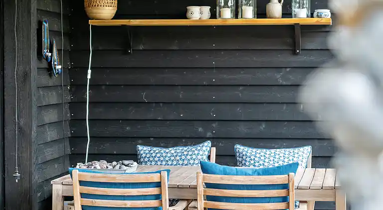 Idyllisk sommerhus nær smuk sandstrand