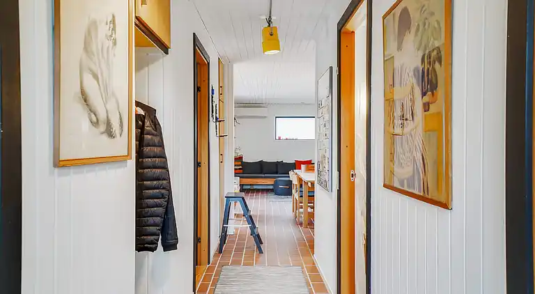 Idyllisk sommerhus nær smuk sandstrand