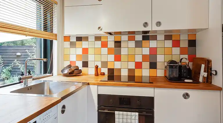 Idyllisk sommerhus nær smuk sandstrand