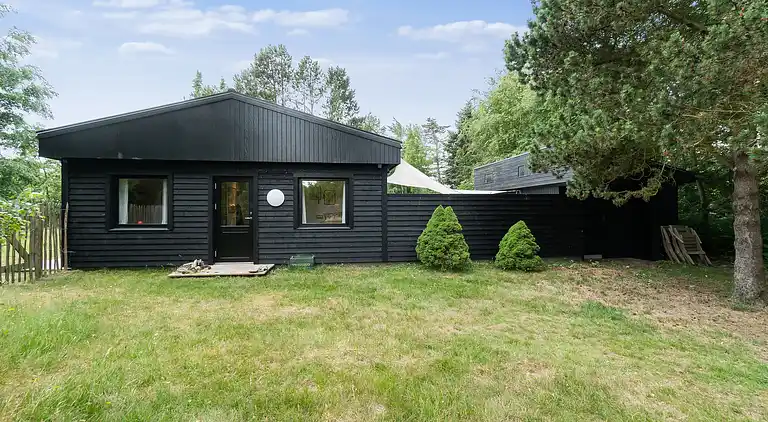 Idyllisk sommerhus nær smuk sandstrand