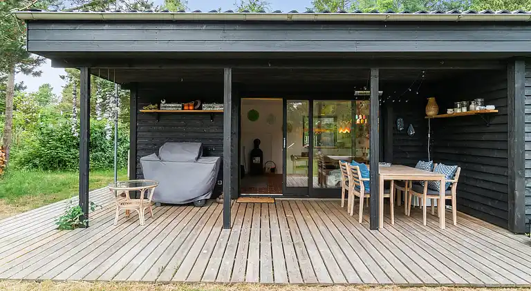 Idyllisk sommerhus nær smuk sandstrand