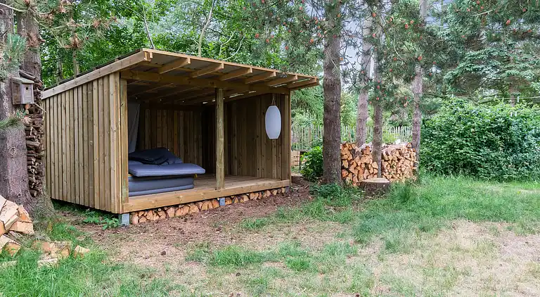 Idyllisk sommerhus nær smuk sandstrand