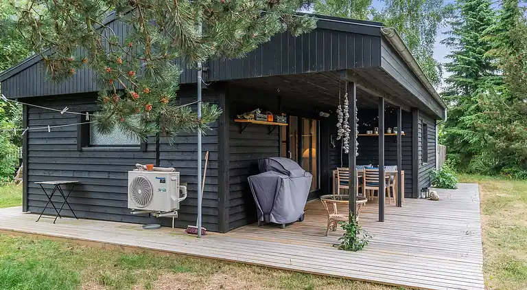Idyllisk sommerhus nær smuk sandstrand
