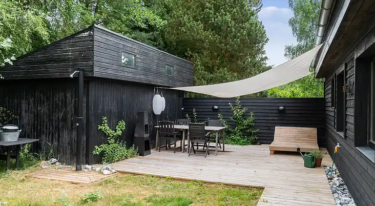 Idyllisk sommerhus nær smuk sandstrand