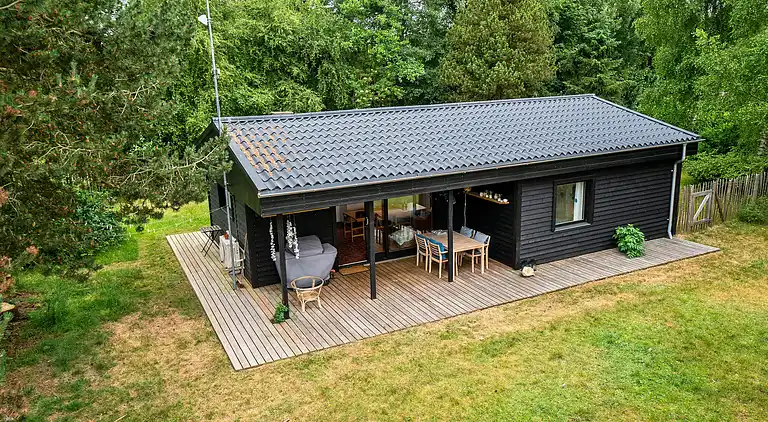 Idyllisk sommerhus nær smuk sandstrand