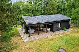 Idyllisk sommerhus nær smuk sandstrand