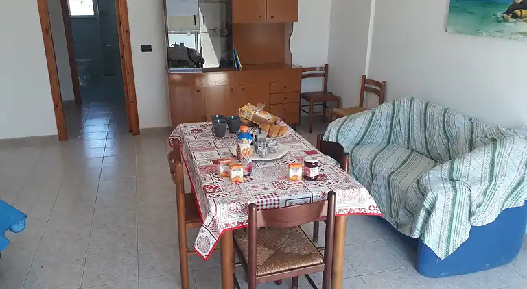 Ferienhaus mit Küche und Wohnzimmer sowie vorderem und
