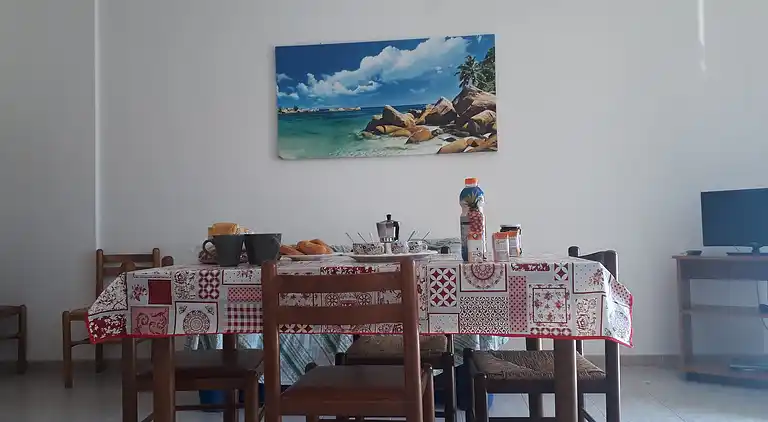 Ferienhaus mit Küche und Wohnzimmer sowie vorderem und