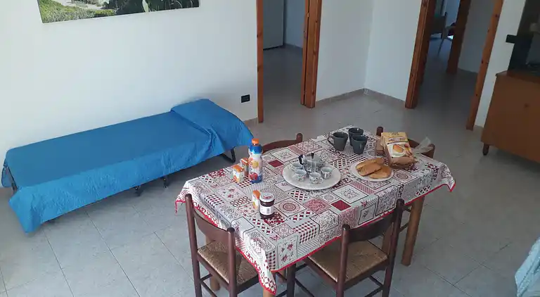 Ferienhaus mit Küche und Wohnzimmer sowie vorderem und