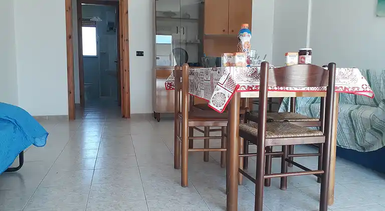 Ferienhaus mit Küche und Wohnzimmer sowie vorderem und