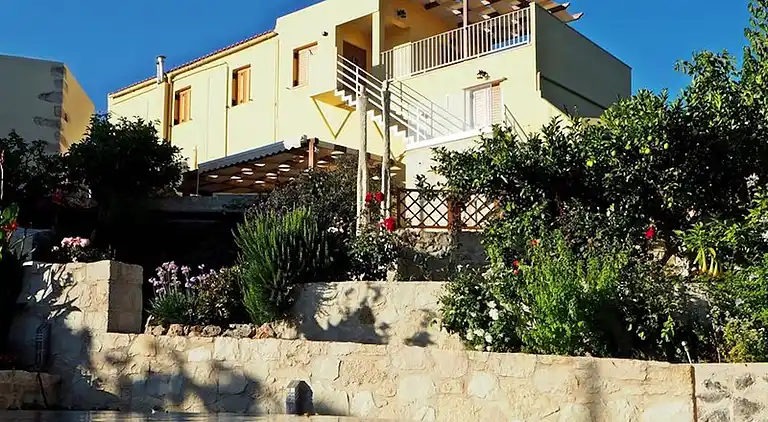 2 apartments sharing garden and pool