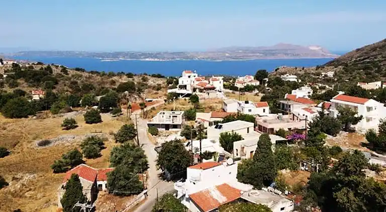 2 apartments sharing garden and pool