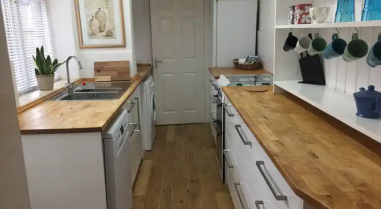 Cosy cottage sleeps 6 suit families, contractors, couples