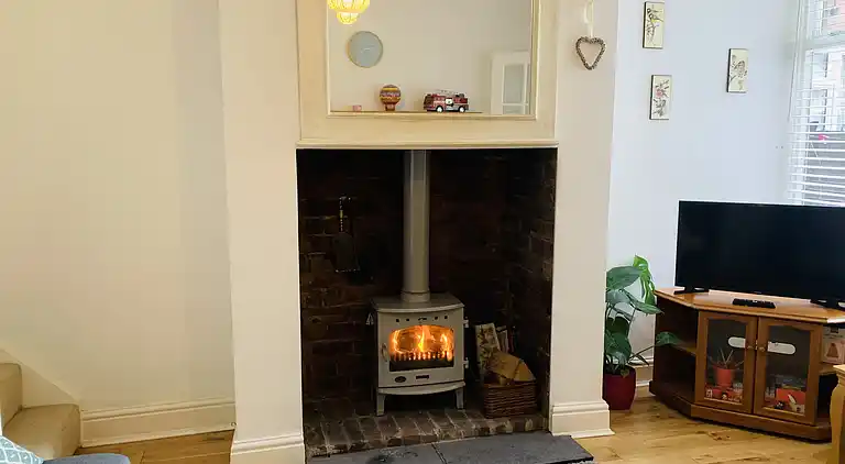 Cosy cottage sleeps 6 suit families, contractors, couples