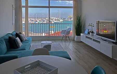 Apartamento moderno y luminoso con vistas al mar.
