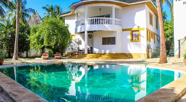 5-bedroom Villa - 3 Mins Walk To The Beach