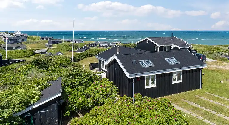 Meerblick und Ladestation für Elektroauto