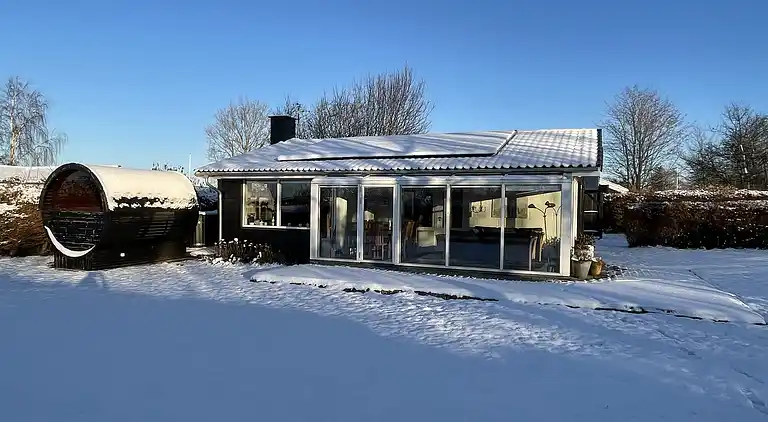 Lækkert sommerhus med sauna og kig til Østersøen 