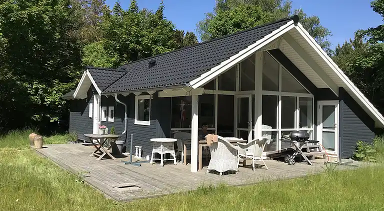 Nyere sommerhus i grønne omgivelser