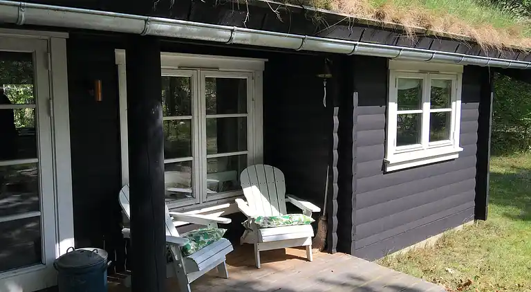 Blockhaus in der Nähe eines schönen Sandstrandes