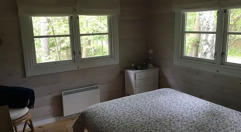 Blockhaus in der Nähe eines schönen Sandstrandes