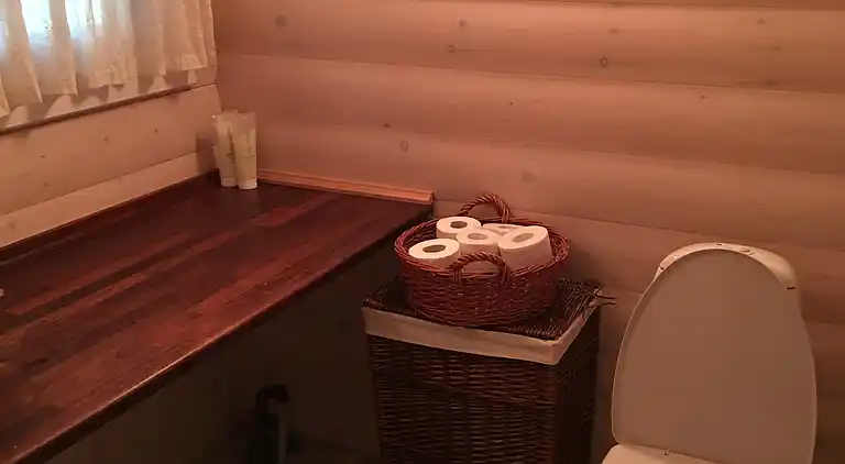 Blockhaus in der Nähe eines schönen Sandstrandes