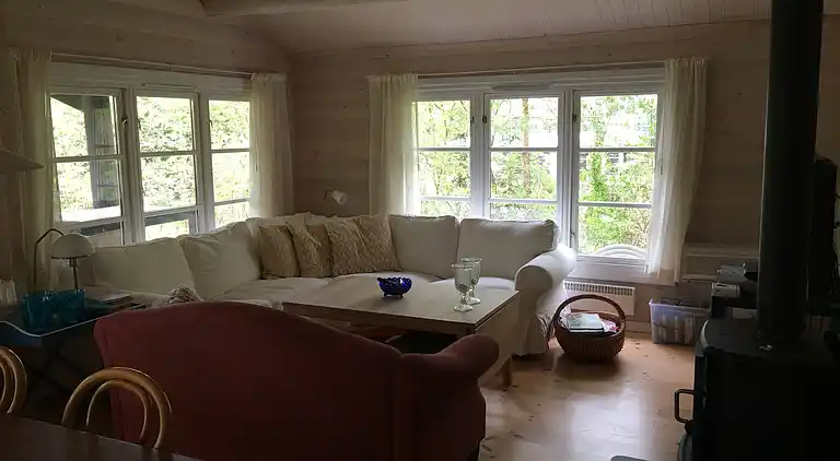 Blockhaus in der Nähe eines schönen Sandstrandes