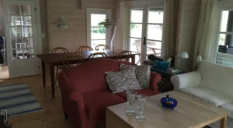 Blockhaus in der Nähe eines schönen Sandstrandes