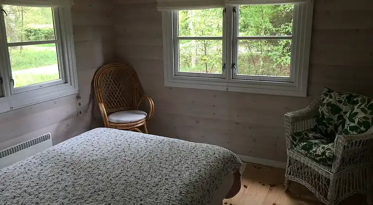 Blockhaus in der Nähe eines schönen Sandstrandes